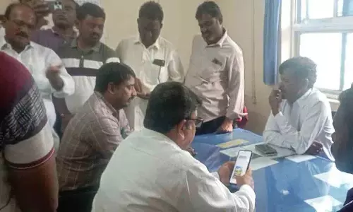 फसल खरीद वार्ता के दौरान किसानों ने दोनों Market Yard के गेट पर ताला लगाकर विरोध प्रदर्शन किया फसल खरीद वार्ता के दौरान किसानों ने दोनों Market Yard के गेट पर ताला लगाकर विरोध प्रदर्शन किया