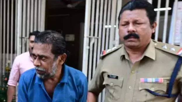 Kottayam के चिंगवनम में ट्रेन पर हुए हमले में पुलिस वाला घायल हो गया Kottayam के चिंगवनम में ट्रेन पर हुए हमले में पुलिस वाला घायल हो गया