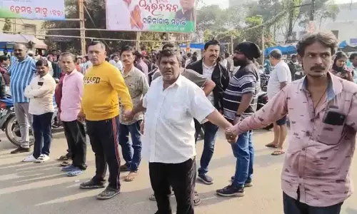 नए साल पर सड़क विक्रेताओं के बीच झड़प के बाद Bhadrak में तनाव नए साल पर सड़क विक्रेताओं के बीच झड़प के बाद Bhadrak में तनाव