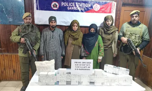 Ganderbal में हथियारों और ग्रेनेड के साथ दो आतंकी सहयोगियों को किया गया गिरफ्तार Ganderbal में हथियारों और ग्रेनेड के साथ दो आतंकी सहयोगियों को किया गया गिरफ्तार