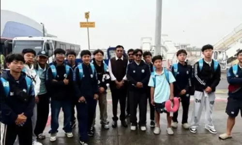 खेल मंत्री मंडाविया ने सूरत हवाई अड्डे पर अरुणाचल प्रदेश अंडर-16 टीम से मुलाकात की खेल मंत्री मंडाविया ने सूरत हवाई अड्डे पर अरुणाचल प्रदेश अंडर-16 टीम से मुलाकात की
