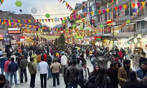 मनाली में नए साल का स्वागत अलाव, DJ नाइट्स और खचाखच भरे होटलों के साथ हुआ