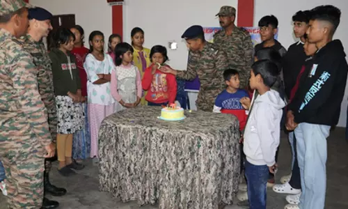 Assam: सेना ने अनाथ बच्चों के साथ नए साल का जश्न मनाया Assam: सेना ने अनाथ बच्चों के साथ नए साल का जश्न मनाया