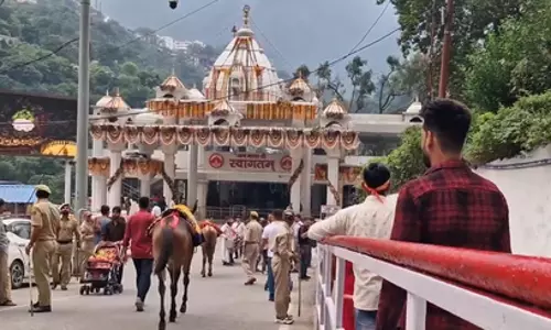 वैष्णो देवी में भारी भीड़, रजिस्ट्रेशन अस्थायी रूप से रोका गया वैष्णो देवी में भारी भीड़, रजिस्ट्रेशन अस्थायी रूप से रोका गया