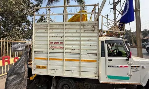तीर्थयात्रियों को विजय स्तंभ ले जा रहा Pickup Truck दुर्घटनाग्रस्त, 28 घायल तीर्थयात्रियों को विजय स्तंभ ले जा रहा Pickup Truck दुर्घटनाग्रस्त, 28 घायल