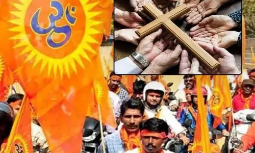 VHP और बजरंग दल ने पैसे का लालच देकर धर्म बदलने की शिकायत की VHP और बजरंग दल ने पैसे का लालच देकर धर्म बदलने की शिकायत की