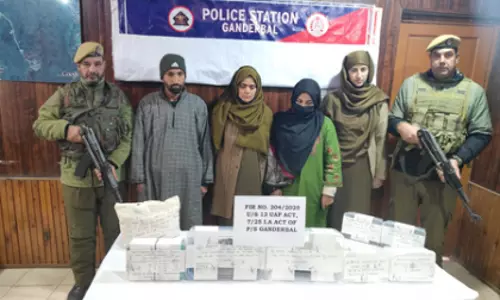 J&K के गांदरबल में दो आतंकी सहयोगियों को गिरफ्तार किया गया J&K के गांदरबल में दो आतंकी सहयोगियों को गिरफ्तार किया गया