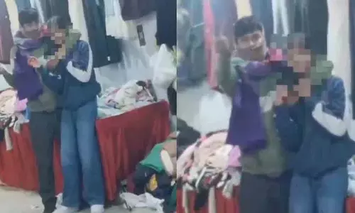 Bijnor में एक व्यक्ति ने चाकू की नोक पर महिला को बंधक बनाया और 1 लाख रुपये मांगे Bijnor में एक व्यक्ति ने चाकू की नोक पर महिला को बंधक बनाया और 1 लाख रुपये मांगे