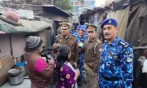 SHO अजय शर्मा का विवादित वीडियो वायरल, मोबाइल से युवक की ‘नागरिकता’ बताने का दावा SHO अजय शर्मा का विवादित वीडियो वायरल, मोबाइल से युवक की ‘नागरिकता’ बताने का दावा