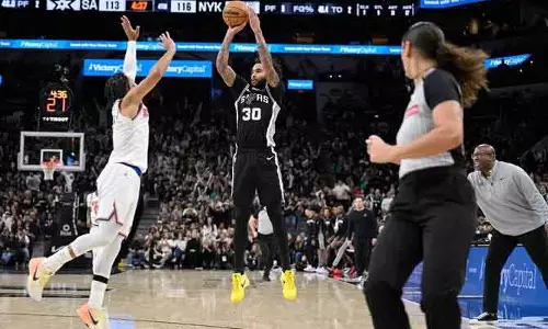 NBA रोमांच: वेम्बान्यामा के 31 पॉइंट्स और शैंपेनी के 11 थ्री-पॉइंटर्स से जीता स्पर्स NBA रोमांच: वेम्बान्यामा के 31 पॉइंट्स और शैंपेनी के 11 थ्री-पॉइंटर्स से जीता स्पर्स