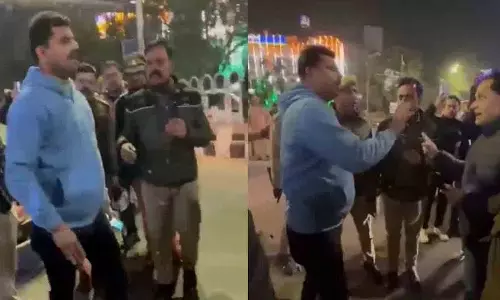 नशे में धुत सब इंस्पेक्टर ने कार बैरिकेड्स में घुसाई, लखनऊ में DCP पर चिल्लाया नशे में धुत सब इंस्पेक्टर ने कार बैरिकेड्स में घुसाई, लखनऊ में DCP पर चिल्लाया