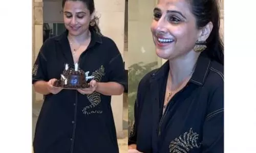 Vidya बालन ने पैपराज़ी के साथ गर्मजोशी भरे पलों में जन्मदिन मनाया Vidya बालन ने पैपराज़ी के साथ गर्मजोशी भरे पलों में जन्मदिन मनाया