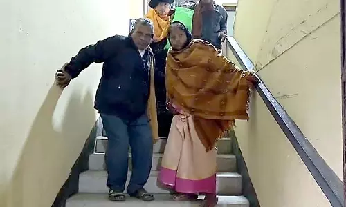 Court में सुनवाई के दौरान अपमान के बाद बुज़ुर्ग दंपत्ति ने गुस्सा ज़ाहिर किया
