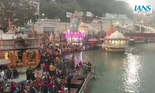 नववर्ष 2026 पर हरिद्वार में आस्था का सैलाब, हर की पौड़ी पर हजारों श्रद्धालुओं ने की गंगा आरती और पवित्र स्नान