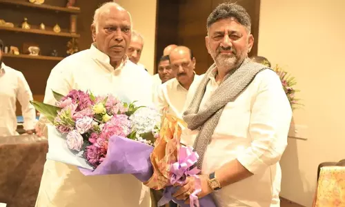 उपमुख्यमंत्री डीके शिवकुमार की कांग्रेस अध्यक्ष मल्लिकार्जुन खरगे से बेंगलुरु में मुलाकात उपमुख्यमंत्री डीके शिवकुमार की कांग्रेस अध्यक्ष मल्लिकार्जुन खरगे से बेंगलुरु में मुलाकात