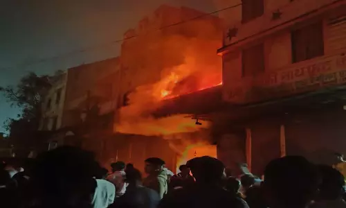 भिलाई के कैंप 2 फल मंडी में आग, फायर ब्रिगेड की टीम मौके पर भिलाई के कैंप 2 फल मंडी में आग, फायर ब्रिगेड की टीम मौके पर