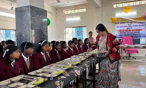 कस्तुरबा गांधी बालिका आवासीय विद्यालय सुलेंगा में न्योता भोज का हुआ आयोजन