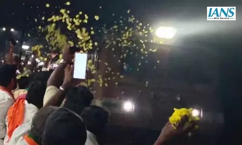 रेलवे स्टेशन पर फिर से शुरू किया ठहराव, कोविड-19 प्रतिबंधों के बाद सामान्य यात्रा रेलवे स्टेशन पर फिर से शुरू किया ठहराव, कोविड-19 प्रतिबंधों के बाद सामान्य यात्रा