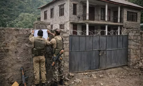 जम्मू-कश्मीर: पुलिस ने पुंछ में पाकिस्तान स्थित आतंकी हैंडलर की संपत्ति अटैच की