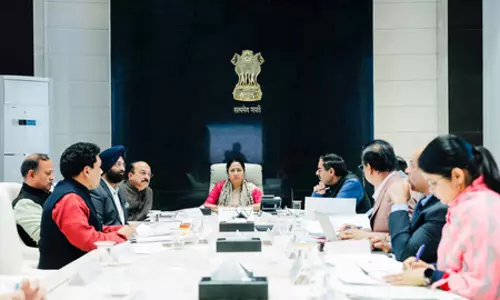 प्रदूषण रोकने के लिए एंटी-स्मॉग गन और मिस्ट स्प्रे को लेकर दिल्ली मेट्रो अधिकारियों ने सीएम को दी जानकारी