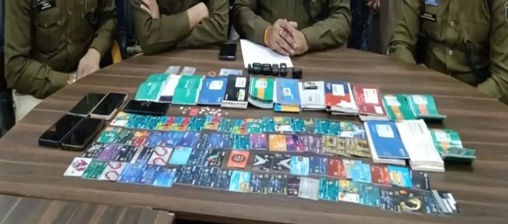 मोबाइल दुकानदार की शिकायत पर म्यूल अकाउंट गैंग का हुआ भंडाफोड़ मोबाइल दुकानदार की शिकायत पर म्यूल अकाउंट गैंग का हुआ भंडाफोड़