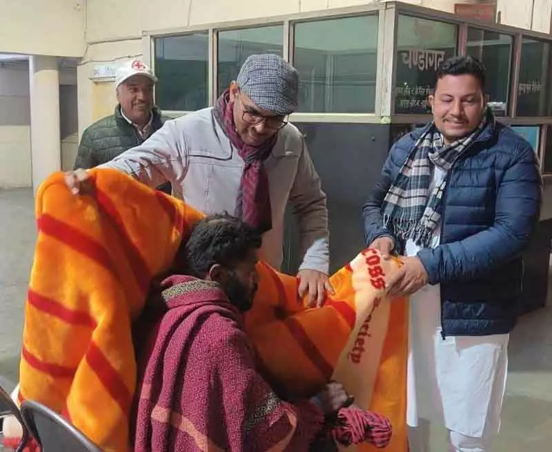 ठंड बढ़ने पर Sirsa के अधिकारियों ने बेघरों को कंबल बांटे ठंड बढ़ने पर Sirsa के अधिकारियों ने बेघरों को कंबल बांटे