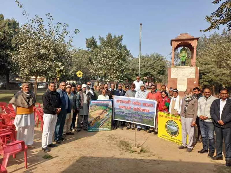 यूथ कांग्रेस और पर्यावरणविदों ने नारनौल और रेवाड़ी में Aravalli को बचाने के लिए प्रदर्शन किया यूथ कांग्रेस और पर्यावरणविदों ने नारनौल और रेवाड़ी में Aravalli को बचाने के लिए प्रदर्शन किया