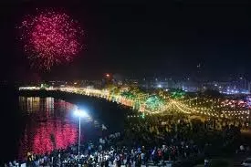 Mumbai: नए साल के स्वागत मे मरीन ड्राइव मे उमड़ी भीड़ Mumbai: नए साल के स्वागत मे मरीन ड्राइव मे उमड़ी भीड़