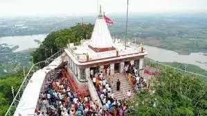 Maihar : नये साल पर मां शारदा के दर्शन को उमड़ी आस्था की भीड़ Maihar : नये साल पर मां शारदा के दर्शन को उमड़ी आस्था की भीड़