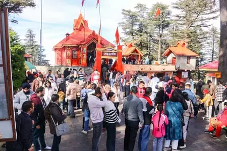 नए साल पर हिमाचल के मंदिरों में भक्तों का लगा तांता, आशीर्वाद लेने पहुंचे हजारों श्रद्धालु नए साल पर हिमाचल के मंदिरों में भक्तों का लगा तांता, आशीर्वाद लेने पहुंचे हजारों श्रद्धालु