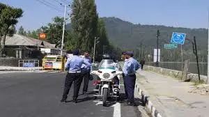 Srinagar: श्रीनगर में ट्रैफिक नियम तोड़ने पर सख्ती बढ़ी Srinagar: श्रीनगर में ट्रैफिक नियम तोड़ने पर सख्ती बढ़ी