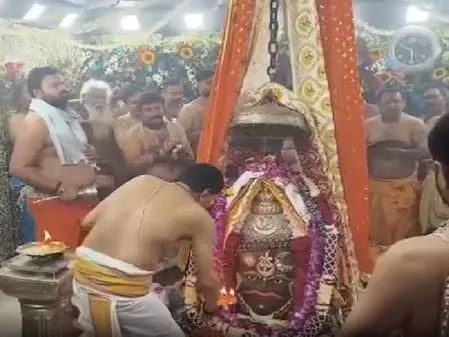 साल के पहले दिन बाबा महाकाल का हुआ अद्भुत शृंगार, दर्शन के लिए लगी लंबी कतारें साल के पहले दिन बाबा महाकाल का हुआ अद्भुत शृंगार, दर्शन के लिए लगी लंबी कतारें