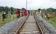 Moradabad: ट्रेन की चपेट में आने से दो बहनों की मौत,गांव में मातम Moradabad: ट्रेन की चपेट में आने से दो बहनों की मौत,गांव में मातम