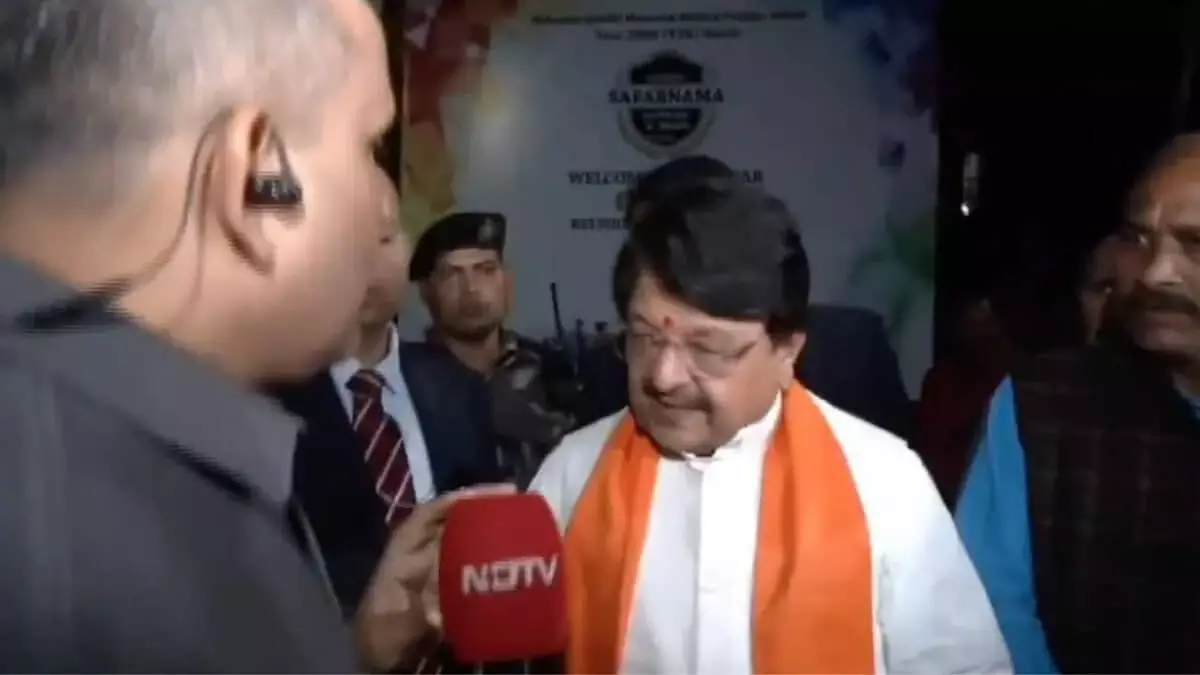 MP: पत्रकार से कहासुनी के दौरान बीजेपी मंत्री ने कहा घंटा, मांगी माफी MP: पत्रकार से कहासुनी के दौरान बीजेपी मंत्री ने कहा घंटा, मांगी माफी