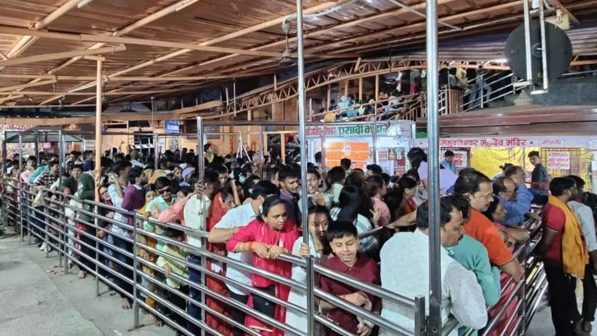 Khandva: ओंकारेश्वर ज्योतिर्लिंग में श्रद्धालुओं की भारी भीड़ Khandva: ओंकारेश्वर ज्योतिर्लिंग में श्रद्धालुओं की भारी भीड़