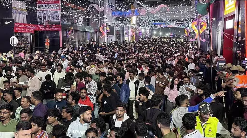 Citywide celebrations : जश्न के बीच युवाओं का दंगा: महिला पुलिसकर्मियों के साथ बदसलूकी Citywide celebrations : जश्न के बीच युवाओं का दंगा: महिला पुलिसकर्मियों के साथ बदसलूकी