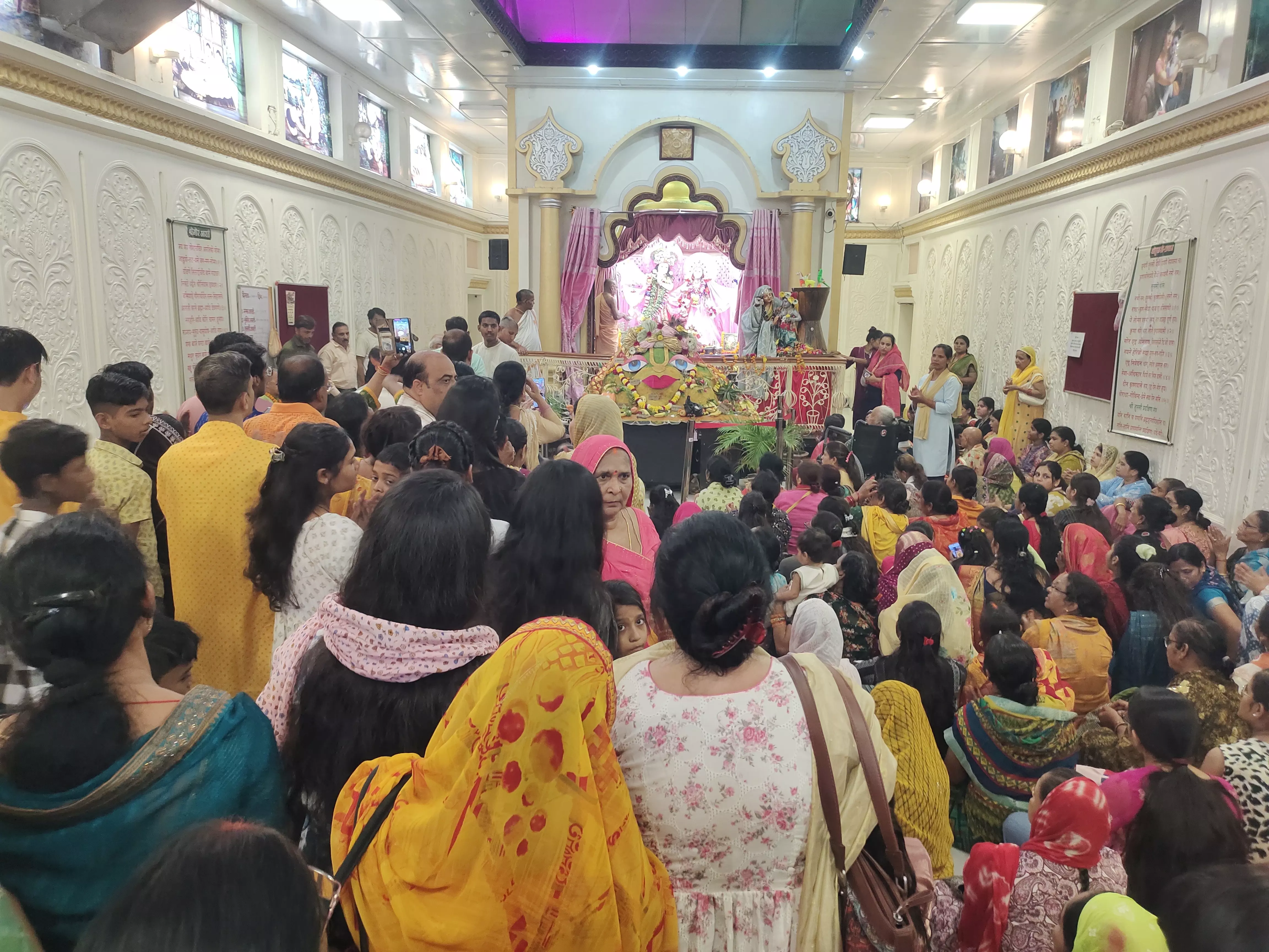 Lucknow: मंदिरों में पूजा-अर्चना के साथ मनाया गया नया साल Lucknow: मंदिरों में पूजा-अर्चना के साथ मनाया गया नया साल