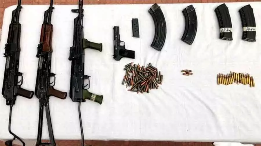 Manipur के काकचिंग में हथियार और विस्फोटकों का बड़ा जखीरा जब्त Manipur के काकचिंग में हथियार और विस्फोटकों का बड़ा जखीरा जब्त
