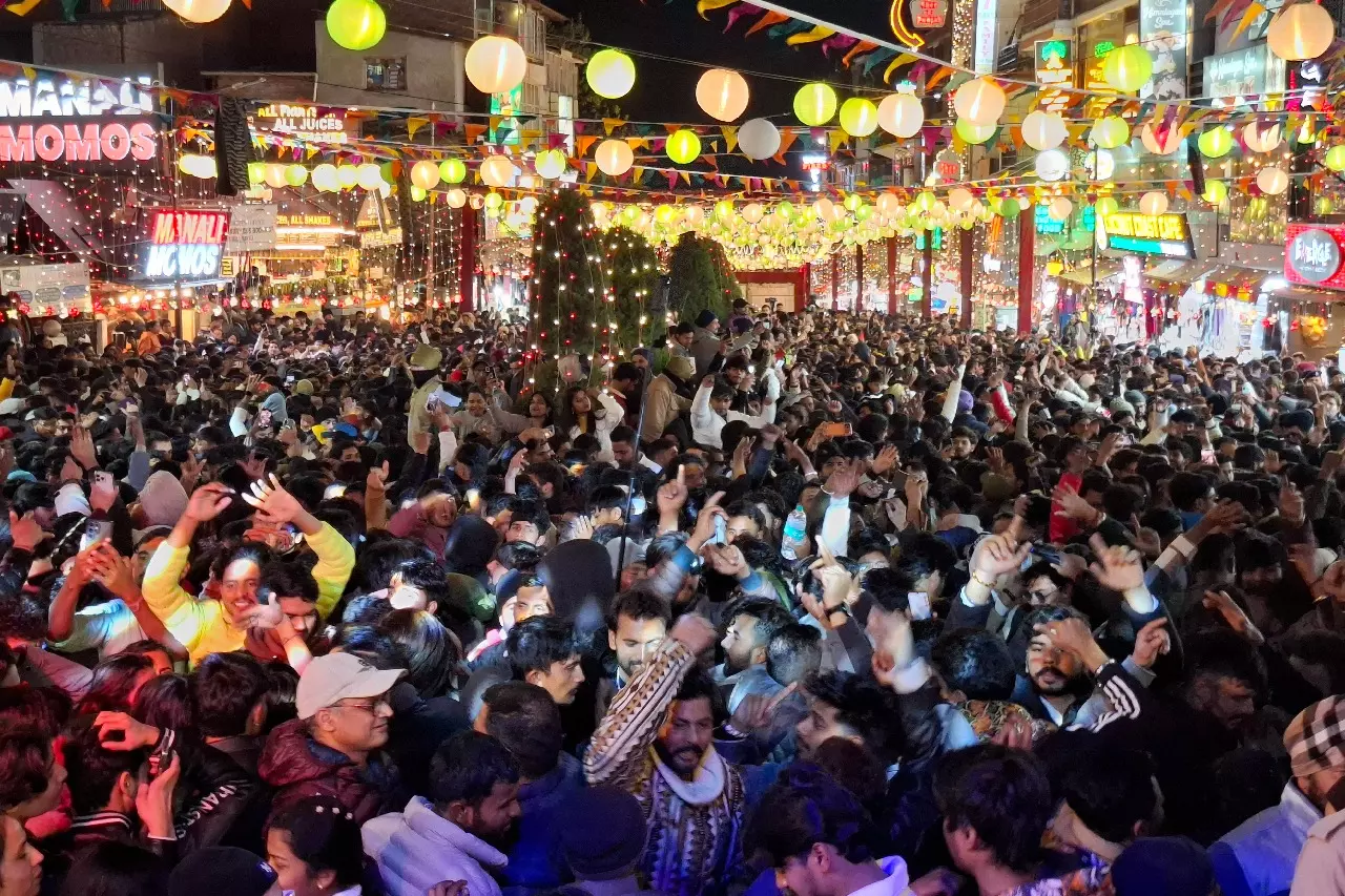 पूरे भारत में कड़ी सुरक्षा और त्योहार के जोश के बीच नए साल का जश्न मनाया गया पूरे भारत में कड़ी सुरक्षा और त्योहार के जोश के बीच नए साल का जश्न मनाया गया