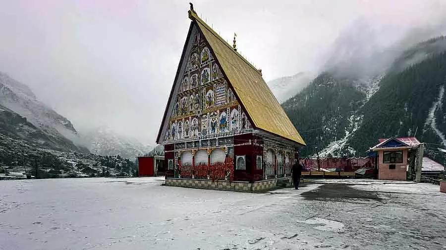 Kashmir में बर्फबारी और जश्न के साथ नए साल का जश्न Kashmir में बर्फबारी और जश्न के साथ नए साल का जश्न