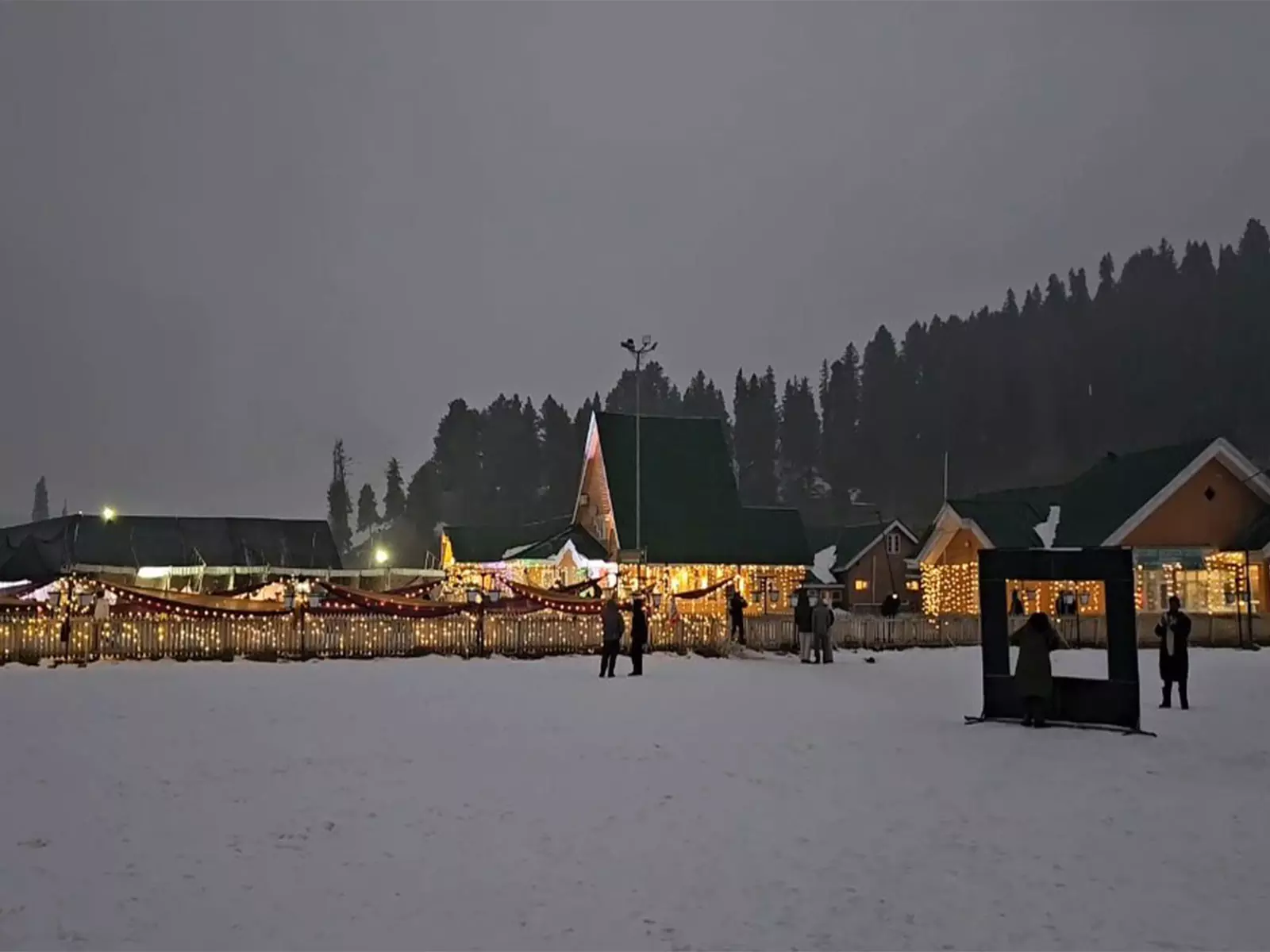 लाल चौक से वैष्णो देवी तक: Jammu and Kashmir ने जोश के साथ 2026 का स्वागत किया लाल चौक से वैष्णो देवी तक: Jammu and Kashmir ने जोश के साथ 2026 का स्वागत किया