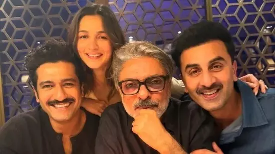 Vicky Kaushal , लव और वॉर की टीम फिल्म पर काम करके ‘बहुत अच्छा समय’ बिता रही Vicky Kaushal , लव और वॉर की टीम फिल्म पर काम करके ‘बहुत अच्छा समय’ बिता रही