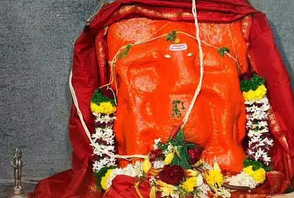 पुणे का कस्बा गणपति मंदिर 900 KG सिंदूर हटाने के बाद फिर से खुला, छोटी असली मूर्ति सामने आई पुणे का कस्बा गणपति मंदिर 900 KG सिंदूर हटाने के बाद फिर से खुला, छोटी असली मूर्ति सामने आई