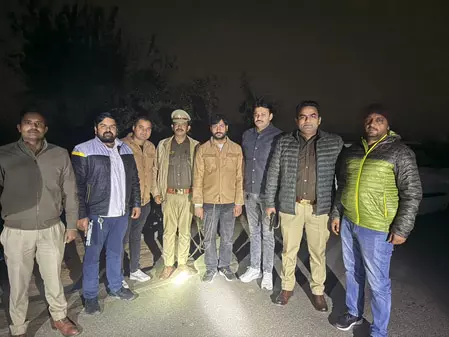 मुठभेड़ के बाद शातिर बदमाश गिरफ्तार मुठभेड़ के बाद शातिर बदमाश गिरफ्तार