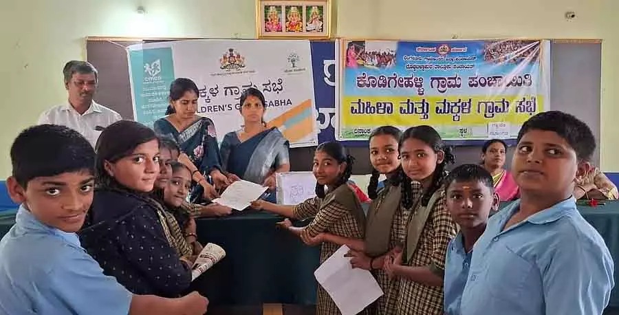 Kodigehalli स्कूल के छात्रों ने स्कूल के अंदर शराब की बोतलें फेंके जाने की शिकायत की Kodigehalli स्कूल के छात्रों ने स्कूल के अंदर शराब की बोतलें फेंके जाने की शिकायत की