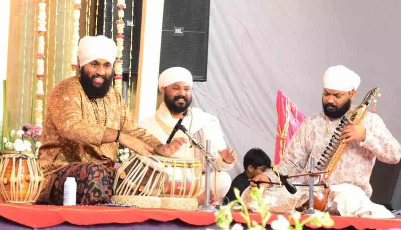 कनाडा के तबला वादक ने Harivallabh संगीत सम्मेलन में अपनी मां का सपना पूरा किया कनाडा के तबला वादक ने Harivallabh संगीत सम्मेलन में अपनी मां का सपना पूरा किया