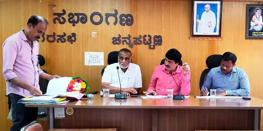 MLA योगेश्वर ने योग्य व्यक्तियों को भूमि आवंटन के निर्देश जारी किए MLA योगेश्वर ने योग्य व्यक्तियों को भूमि आवंटन के निर्देश जारी किए