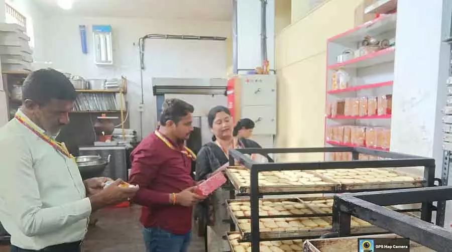 Karnataka : फूड सेफ्टी ऑफिसर ने गौरीबिदनूर बेकरी का सरप्राइज विजिट किया Karnataka : फूड सेफ्टी ऑफिसर ने गौरीबिदनूर बेकरी का सरप्राइज विजिट किया