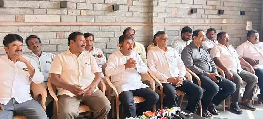 Karnataka : चिक्कबल्लापुर जीपी के पूर्व अध्यक्ष मुनेगौड़ा बीजेपी टीम से नाराज़ Karnataka : चिक्कबल्लापुर जीपी के पूर्व अध्यक्ष मुनेगौड़ा बीजेपी टीम से नाराज़