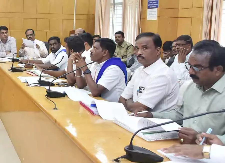 Tumkur : दलित नेताओं ने अधिकारियों से नाराज़गी जताते हुए मीटिंग का बायकॉट किया Tumkur : दलित नेताओं ने अधिकारियों से नाराज़गी जताते हुए मीटिंग का बायकॉट किया